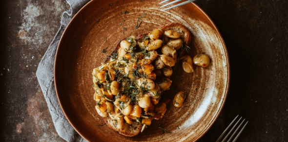 Chrupiąca grzanka z kremową fasolą i dynią