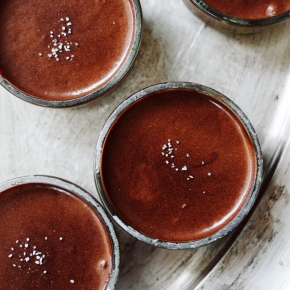 Mus czekoladowy z chrupiącym kadaif i pistacjowym akcentem