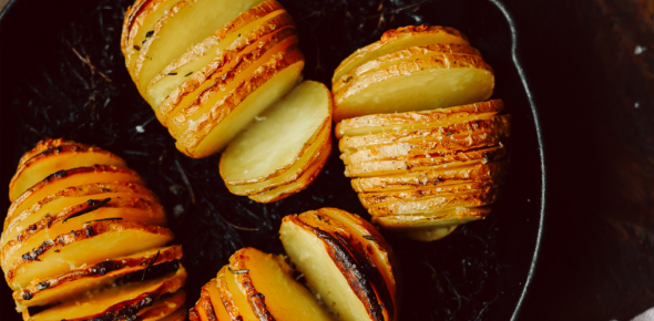 Ziemniaczki Hasselback z sosem tzatziki
