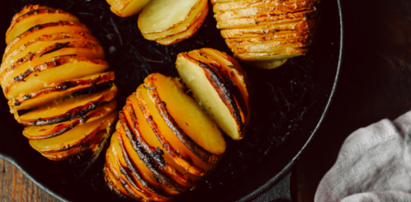 Ziemniaczki Hasselback z sosem tzatziki